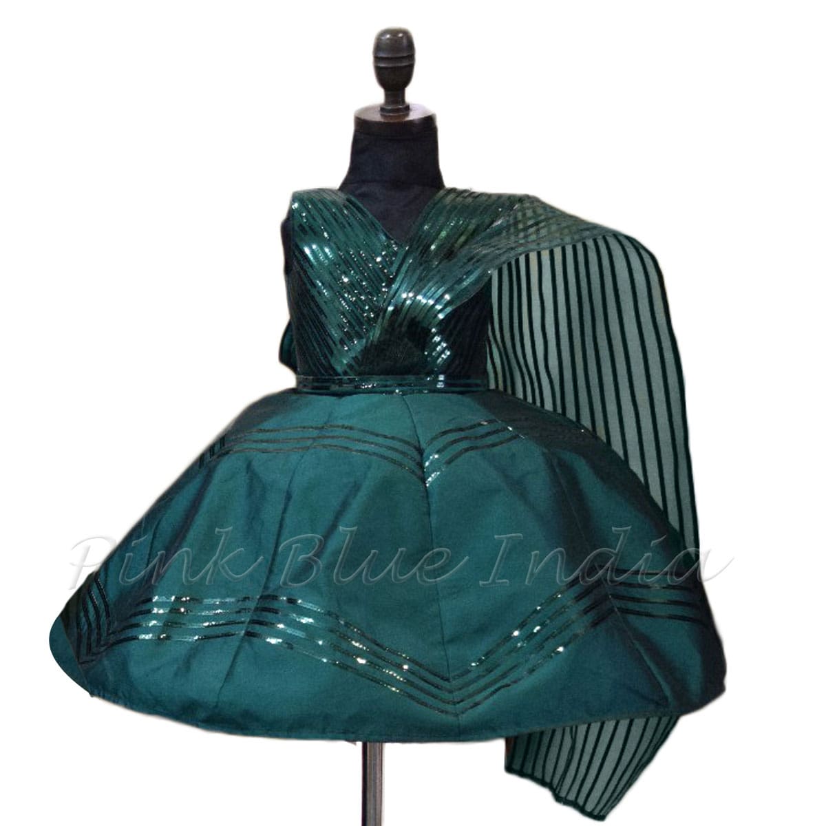 2,900+ Maxi Dress Stock Photos, Pictures & Royalty-Free Images - iStock |  Summer maxi dress, Maxi dress fashion, Floral maxi dress