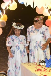grandmother-and-granddaughter-matching-dresses